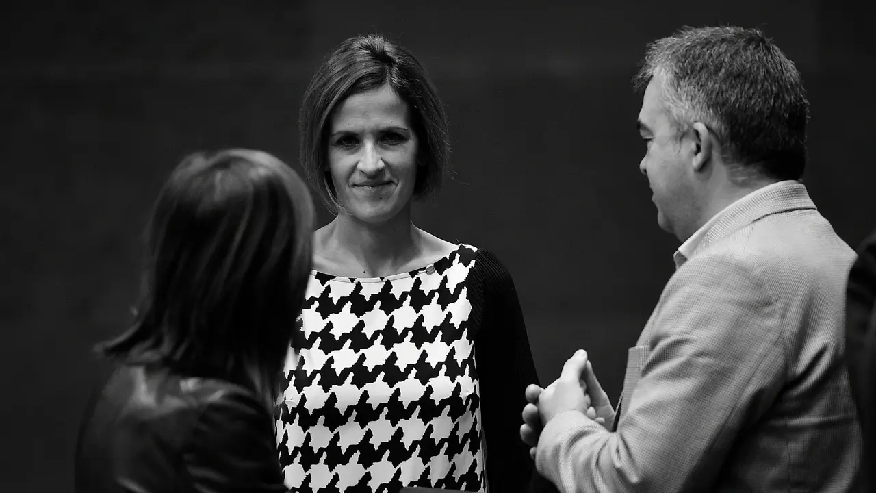 María Chivite habla con parlamentarios de su partido, Santos Cerdán y Nuria Medina. PABLO LASAOSA