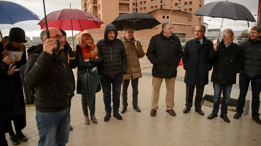 Miembros de la comisión y la Gerencia de Urbanismo visitan las obras de urbanización del sur de la Milagrosa. PABLO LASAOSA 01
