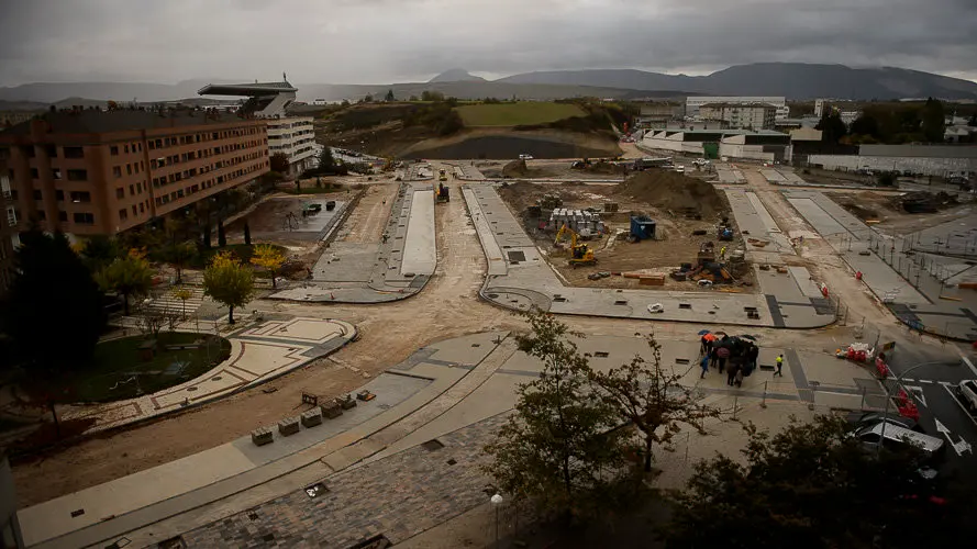 Miembros de la comisión y la Gerencia de Urbanismo visitan las obras de urbanización del sur de la Milagrosa. PABLO LASAOSA 02