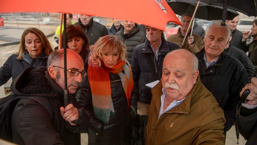 Miembros de la comisión y la Gerencia de Urbanismo visitan las obras de urbanización del sur de la Milagrosa. PABLO LASAOSA 03