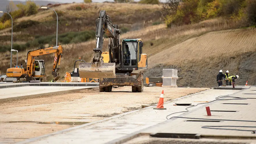 Miembros de la comisión y la Gerencia de Urbanismo visitan las obras de urbanización del sur de la Milagrosa. PABLO LASAOSA 04