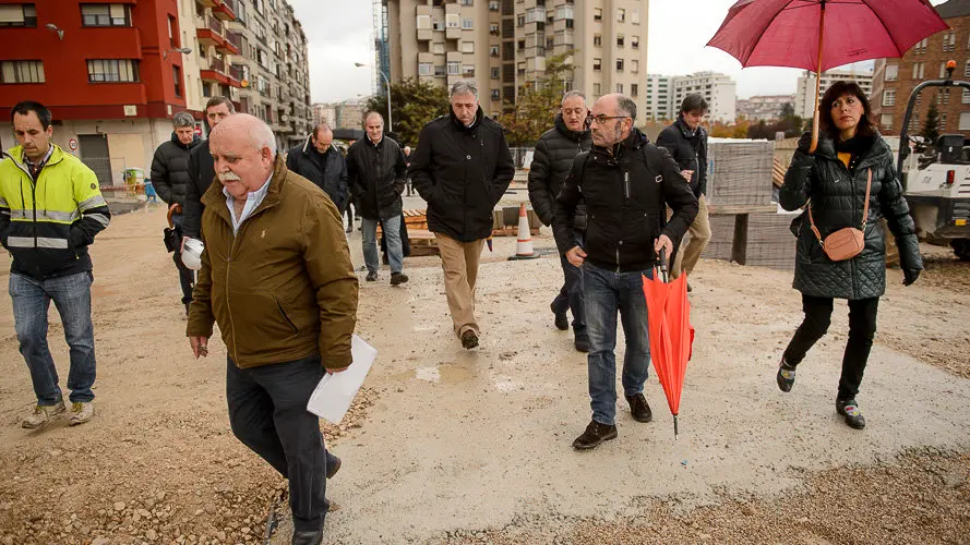 Miembros de la comisión y la Gerencia de Urbanismo visitan las obras de urbanización del sur de la Milagrosa. PABLO LASAOSA 05