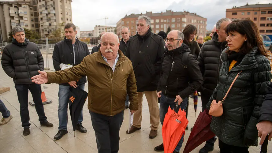 Miembros de la comisión y la Gerencia de Urbanismo visitan las obras de urbanización del sur de la Milagrosa. PABLO LASAOSA 07