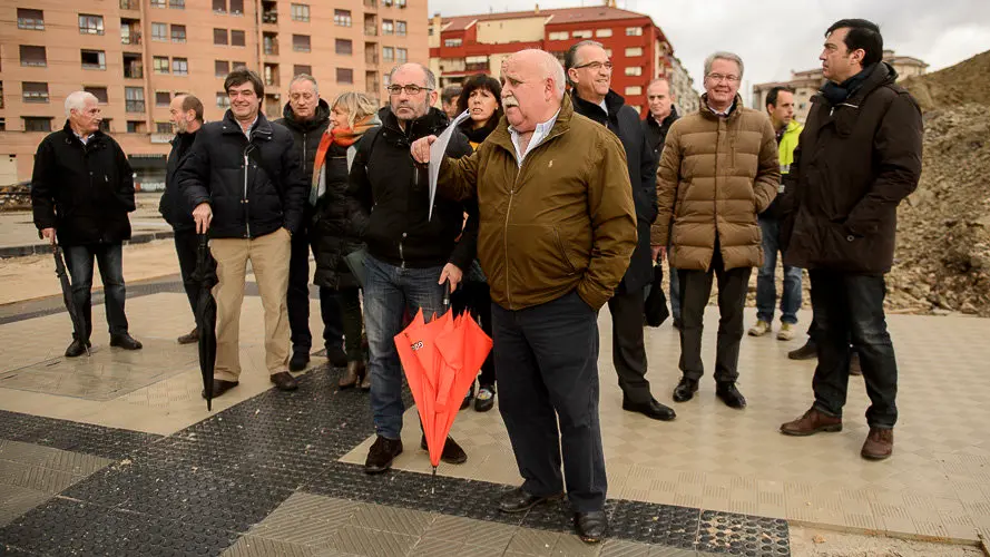 Miembros de la comisión y la Gerencia de Urbanismo visitan las obras de urbanización del sur de la Milagrosa. PABLO LASAOSA 08