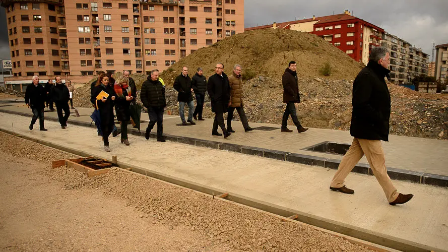 Miembros de la comisión y la Gerencia de Urbanismo visitan las obras de urbanización del sur de la Milagrosa. PABLO LASAOSA 09