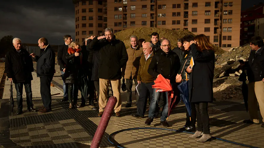 Miembros de la comisión y la Gerencia de Urbanismo visitan las obras de urbanización del sur de la Milagrosa. PABLO LASAOSA 10