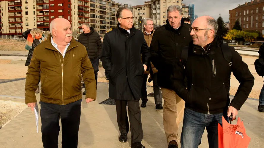 Miembros de la comisión y la Gerencia de Urbanismo visitan las obras de urbanización del sur de la Milagrosa. PABLO LASAOSA 11