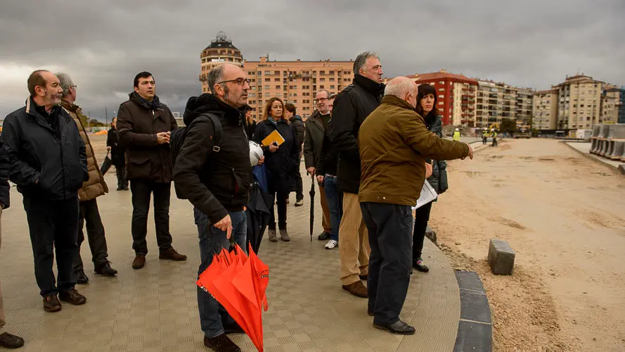 Miembros de la comisión y la Gerencia de Urbanismo visitan las obras de urbanización del sur de la Milagrosa. PABLO LASAOSA 12
