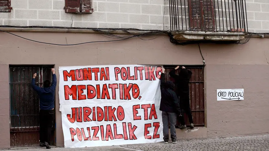 Pancarta colocada en Alsasua tras las detenciones que se han producido por la agresión a dos agentes de la Guardia Civil y sus parejas.EFE (1)