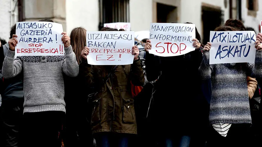 Varios vecinos de Alsasua se concentran frente al Ayuntamiento para rechazar las detenciones por agresión a dos agentes de la Guardia Civil y sus parejas.EFE (4)