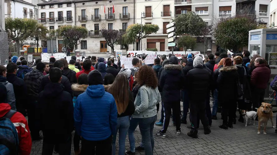Varios vecinos de Alsasua se concentran frente al Ayuntamiento para rechazar las detenciones por agresión a dos agentes de la Guardia Civil y sus parejas.EFE (6)