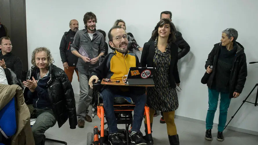 El secretario de Organización de Podemos, Pablo Echenique, abre la ruta _Atarse los cordones_. PABLO LASAOSA 01