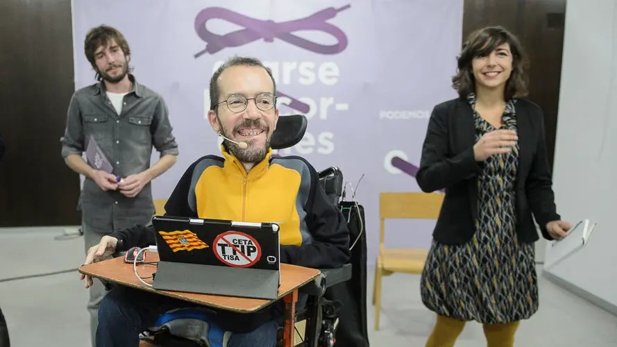 El secretario de Organización de Podemos, Pablo Echenique, abre la ruta _Atarse los cordones_. PABLO LASAOSA 02