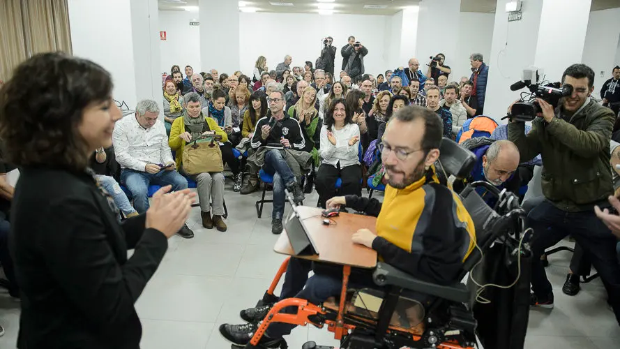 El secretario de Organización de Podemos, Pablo Echenique, abre la ruta _Atarse los cordones_. PABLO LASAOSA 03