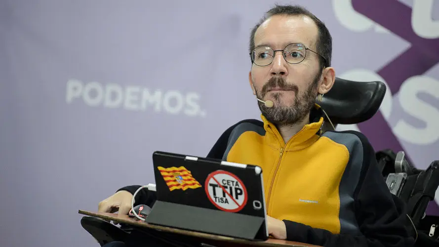 El secretario de Organización de Podemos, Pablo Echenique, abre la ruta _Atarse los cordones_. PABLO LASAOSA 05