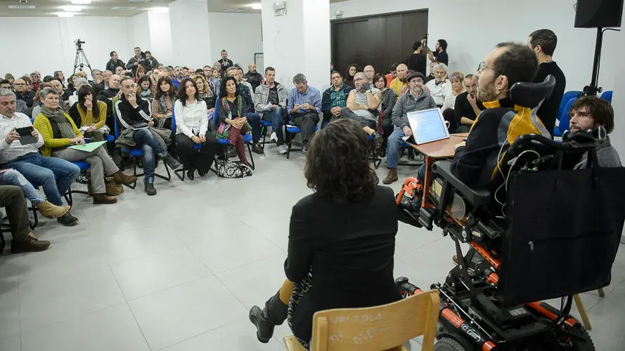 El secretario de Organización de Podemos, Pablo Echenique, abre la ruta _Atarse los cordones_. PABLO LASAOSA 07