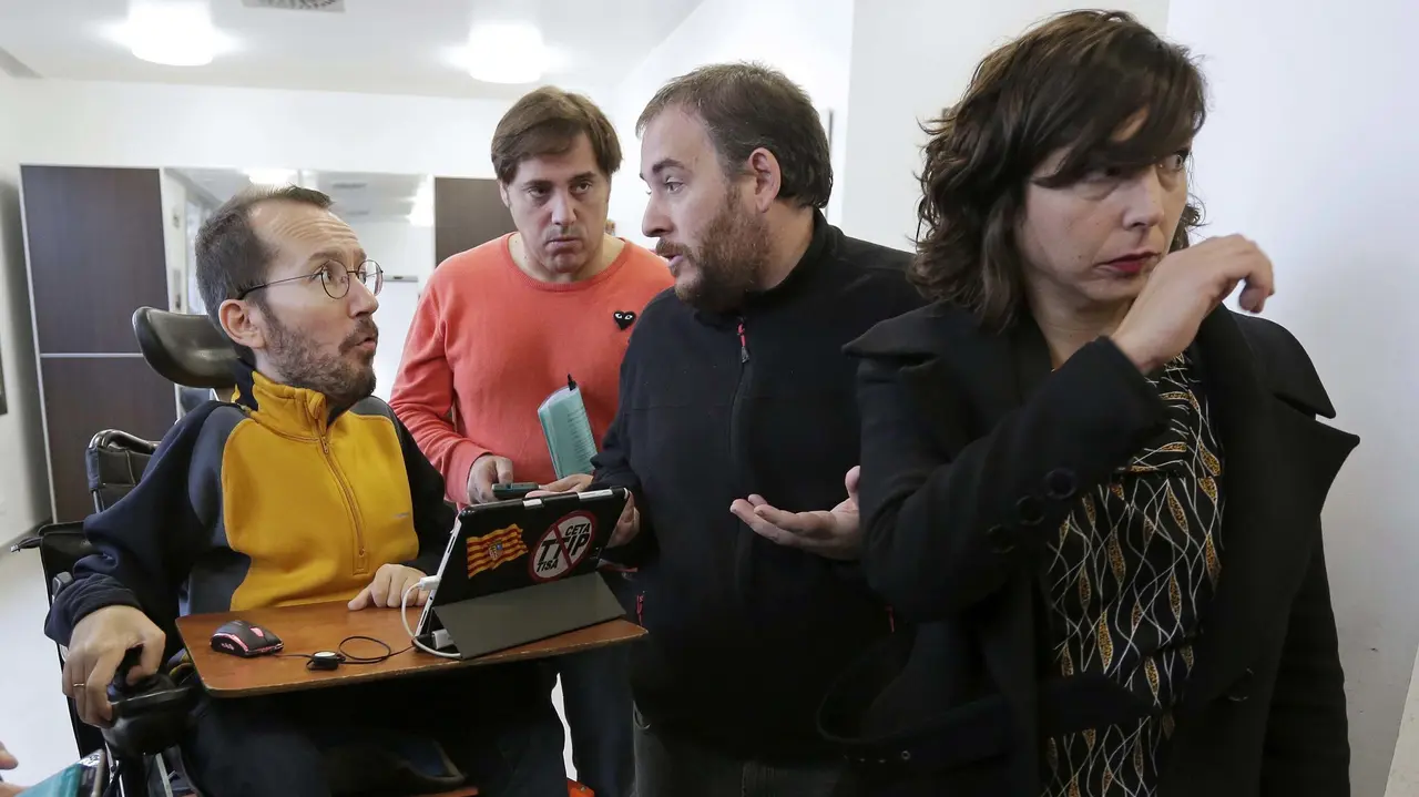 El secretario de Organización de Podemos, Pablo Echenique, junto a la secretaria general de Podemos en Navarra, Laura Pérez, en la localidad navarra de Ansoáin, donde han iniciado la ruta "Atarse los cordones". EFE/Villar López