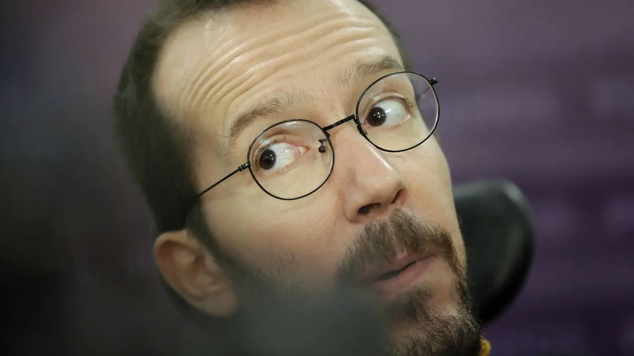 El secretario de Organización de Podemos, Pablo Echenique, durante las declaraciones a los medios de comunicación en la localidad navarra de Ansoáin, donde han iniciado la ruta "Atarse los cordones". EFE/Villar López