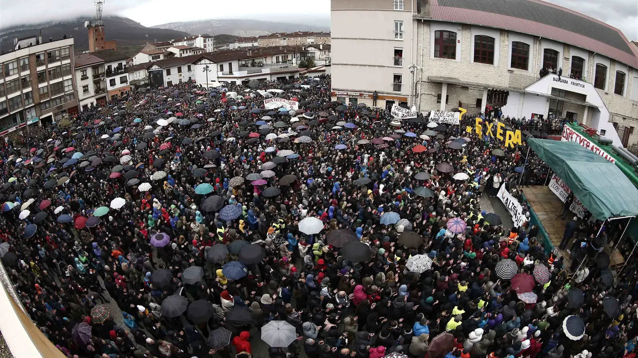Miles de personas participan en la manifestación que discurre por Alsasua en contra de la imagen que se proyecta de la localidad desde que el pasado octubre dos guardias civiles y sus parejas fueran agredidas por cincuenta personas. EFE/Jesús Diges