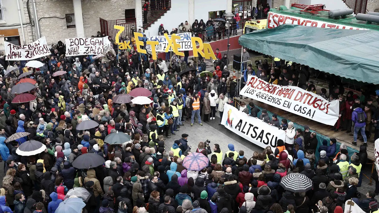 Miles de personas participan en la manifestación que discurre por Alsasua en contra de la imagen que se proyecta de la localidad desde que el pasado octubre dos guardias civiles y sus parejas fueran agredidas por cincuenta personas. EFE/Jesús Diges