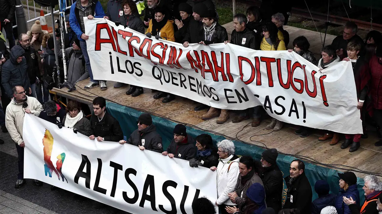 Miles de personas participan en la manifestación que discurre por Alsasua en contra de la imagen que se proyecta de la localidad desde que el pasado octubre dos guardias civiles y sus parejas fueran agredidas por cincuenta personas. EFE/Jesús Diges