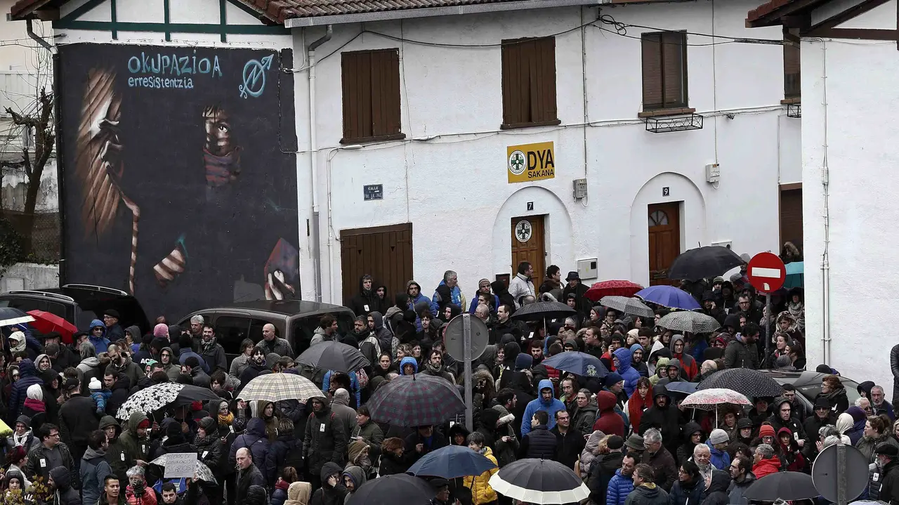 Miles de personas participan en la manifestación que discurre por Alsasua en contra de la imagen que se proyecta de la localidad desde que el pasado octubre dos guardias civiles y sus parejas fueran agredidas por cincuenta personas. EFE/Jesús Diges