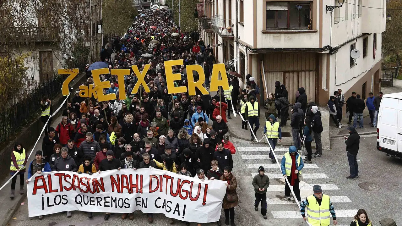 Miles de personas participan este mediodía en la manifestación que discurre por Alsasua en contra de la imagen que se proyecta de la localidad desde que el pasado octubre dos guardias civiles y sus parejas fueran agredidas por cincuenta personas, suceso por el que nueve jóvenes han sido imputados por terrorismo. EFE/Jesús Diges