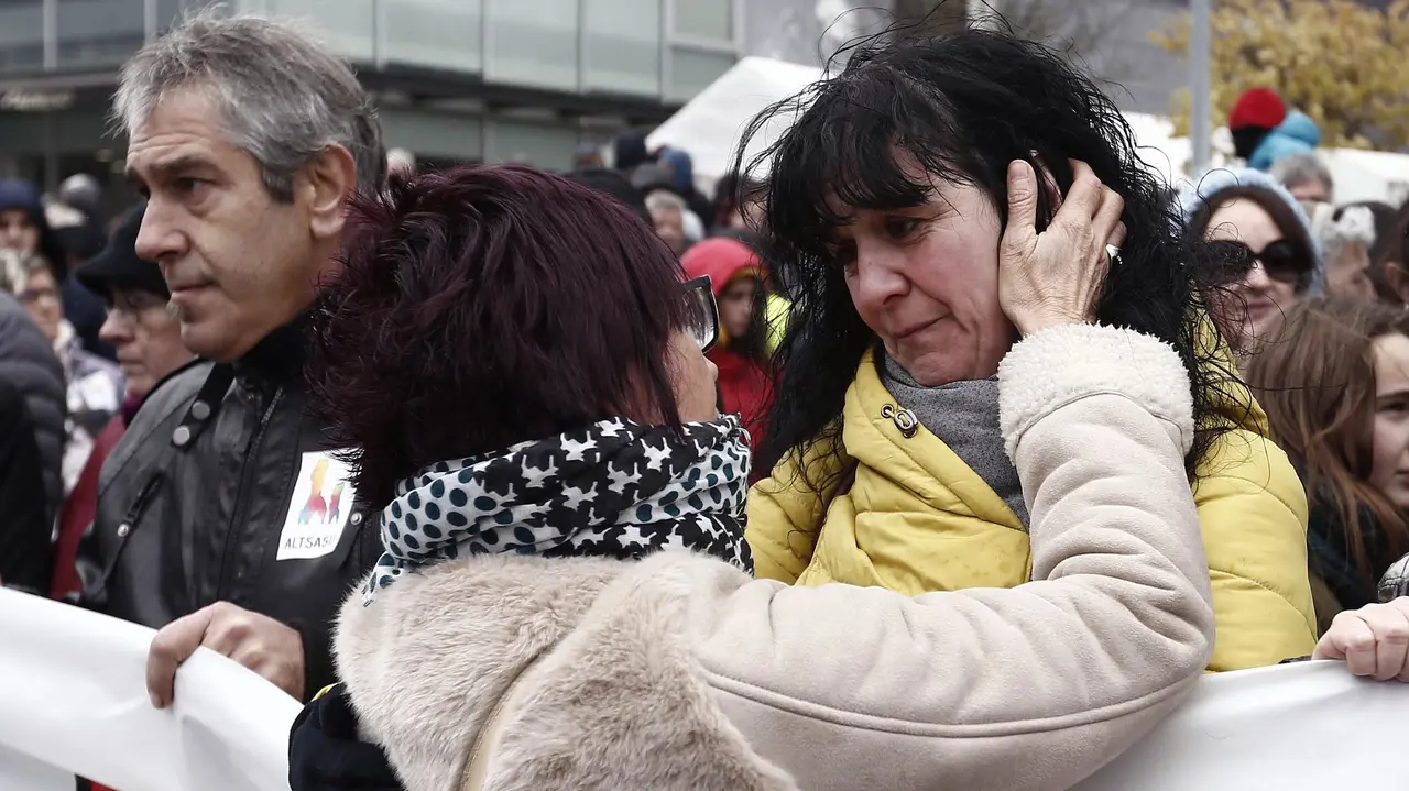 La parlamentaria de Podemos, Tere Saez saluda uno de los familiares de los detenidos el pasaso mes de octubre tras la agresión a dos guardias civiles y sus parejas en el Bar Koxka de Alsasua, antes de comenzar la manifestación donde miles de personas han participado en dicha localidad en contra de la imagen que se proyecta del pueblo. EFE/Jesús Diges