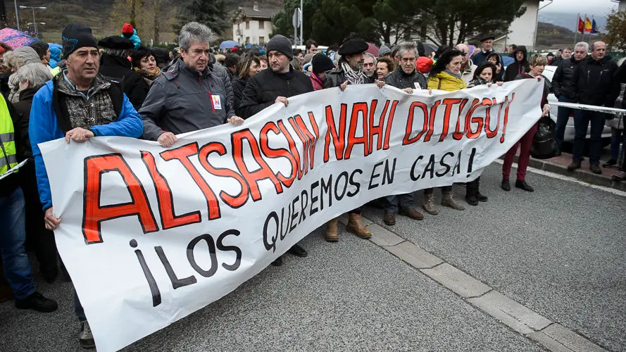 Miles de personas se manifiestan en Alsasua a favor del pueblo. PABLO LASAOSA03
