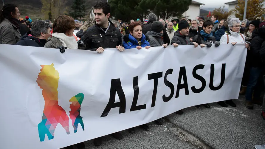 Miles de personas se manifiestan en Alsasua a favor del pueblo. PABLO LASAOSA05