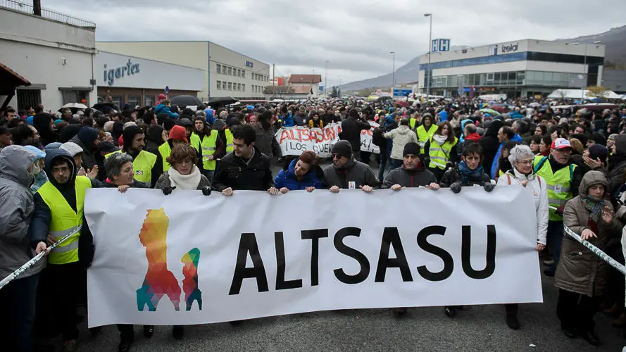 Miles de personas se manifiestan en Alsasua a favor del pueblo. PABLO LASAOSA06