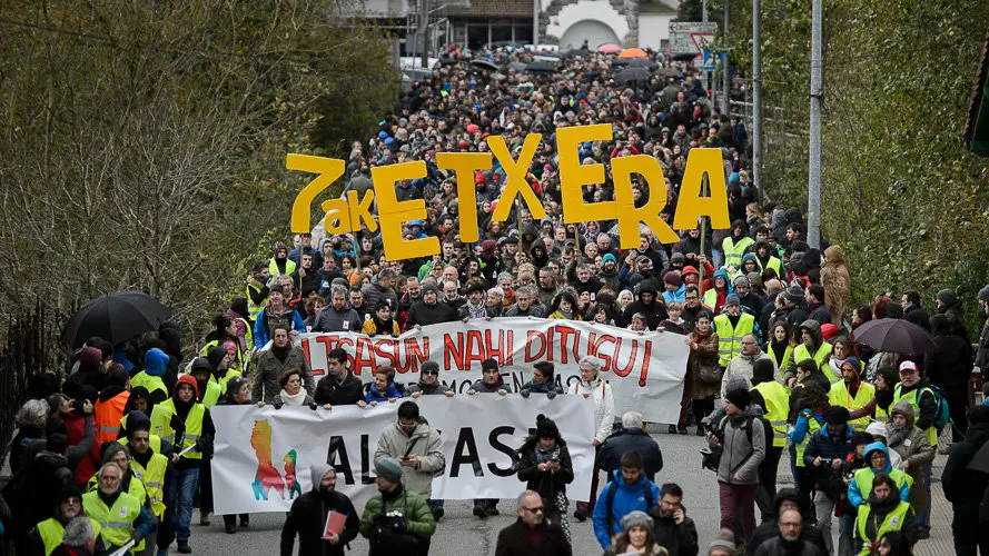 Miles de personas se manifiestan en Alsasua a favor del pueblo. PABLO LASAOSA07