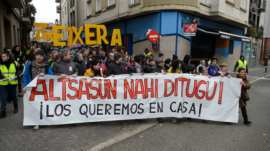Miles de personas se manifiestan en Alsasua a favor del pueblo. PABLO LASAOSA22