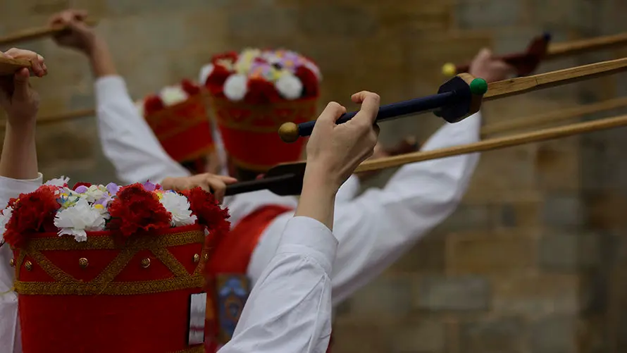 Inauguración de un monolito conmemorativo en el Archivo Real con motivo del Día de Navarra. MIGUEL OSÉS (1)