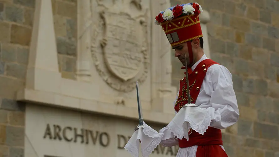 Inauguración de un monolito conmemorativo en el Archivo Real con motivo del Día de Navarra. MIGUEL OSÉS (4)