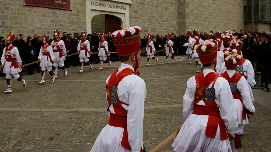 Inauguración de un monolito conmemorativo en el Archivo Real con motivo del Día de Navarra. MIGUEL OSÉS (5)