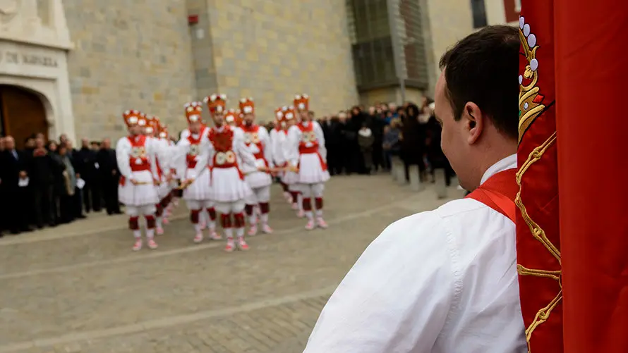 Inauguración de un monolito conmemorativo en el Archivo Real con motivo del Día de Navarra. MIGUEL OSÉS (6)