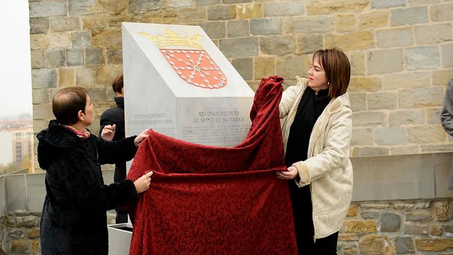 Inauguración de un monolito conmemorativo en el Archivo Real con motivo del Día de Navarra. MIGUEL OSÉS (7)