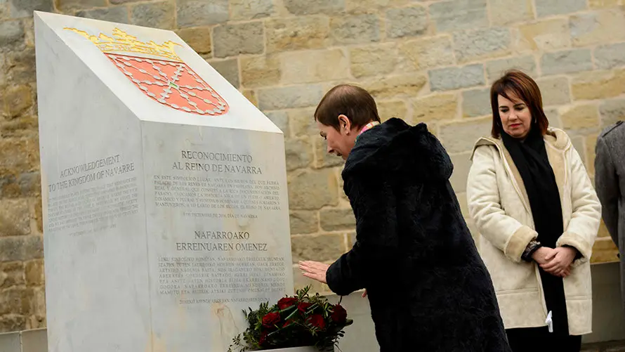 Inauguración de un monolito conmemorativo en el Archivo Real con motivo del Día de Navarra. MIGUEL OSÉS (9)