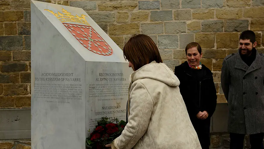 Inauguración de un monolito conmemorativo en el Archivo Real con motivo del Día de Navarra. MIGUEL OSÉS (10)