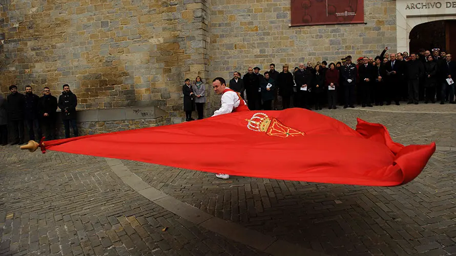 Inauguración de un monolito conmemorativo en el Archivo Real con motivo del Día de Navarra. MIGUEL OSÉS (13)