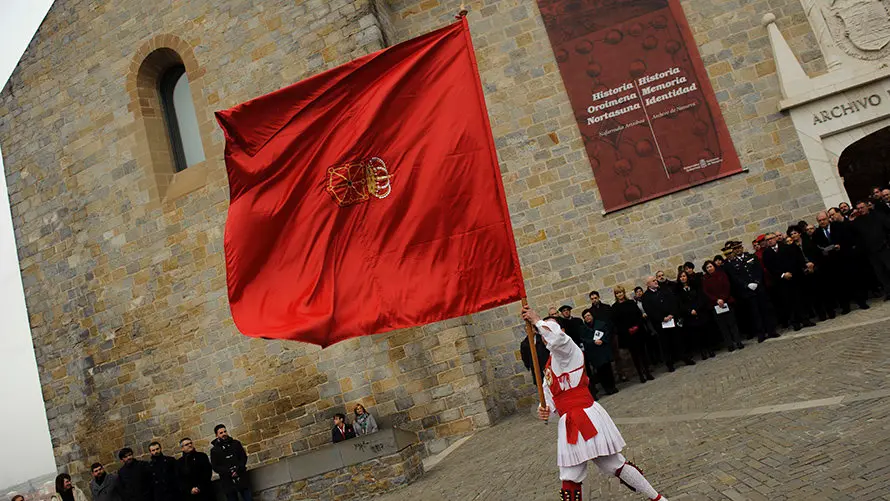 Inauguración de un monolito conmemorativo en el Archivo Real con motivo del Día de Navarra. MIGUEL OSÉS (14)