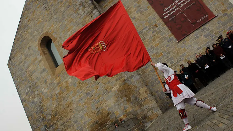 Inauguración de un monolito conmemorativo en el Archivo Real con motivo del Día de Navarra. MIGUEL OSÉS (15)