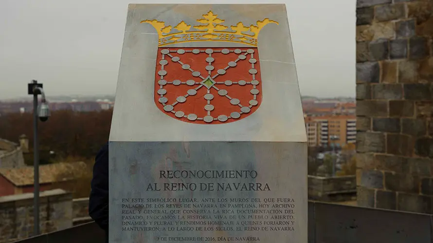 Inauguración de un monolito conmemorativo en el Archivo Real con motivo del Día de Navarra. MIGUEL OSÉS (25)