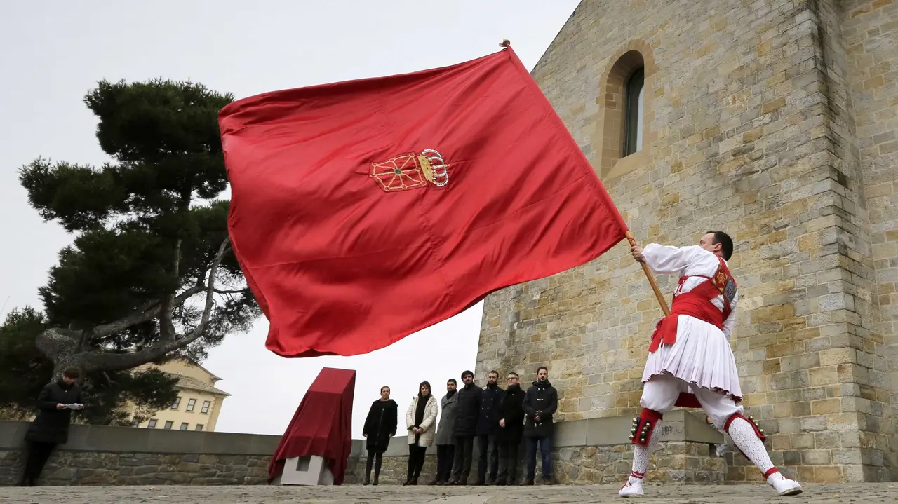 La presidenta navarra Uxue Barkos, durante el homenaje al Reino de Navarra ante el Archivo General, antiguo palacio real, donde se ha ondeado la bandera de Navarra, se ha descubierto un monolito conmemorativo. EFE/Villar López