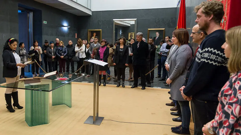 Fanny Carrillo toma posesión como nueva parlamentaria de Podemos en Navarra (9). IÑIGO ALZUGARAY