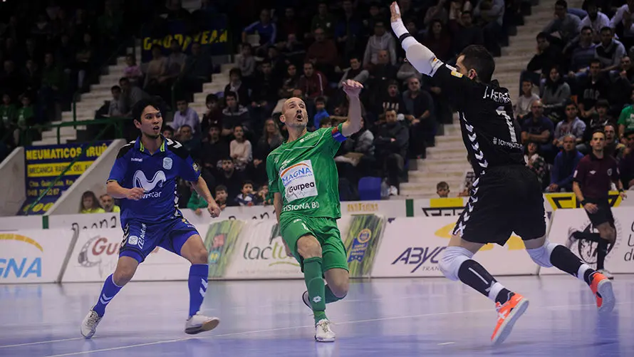 Partido de fútbol sala entre el Magna Gurpea - Inter Movistar. MIGUEL OSÉS_33 (19)