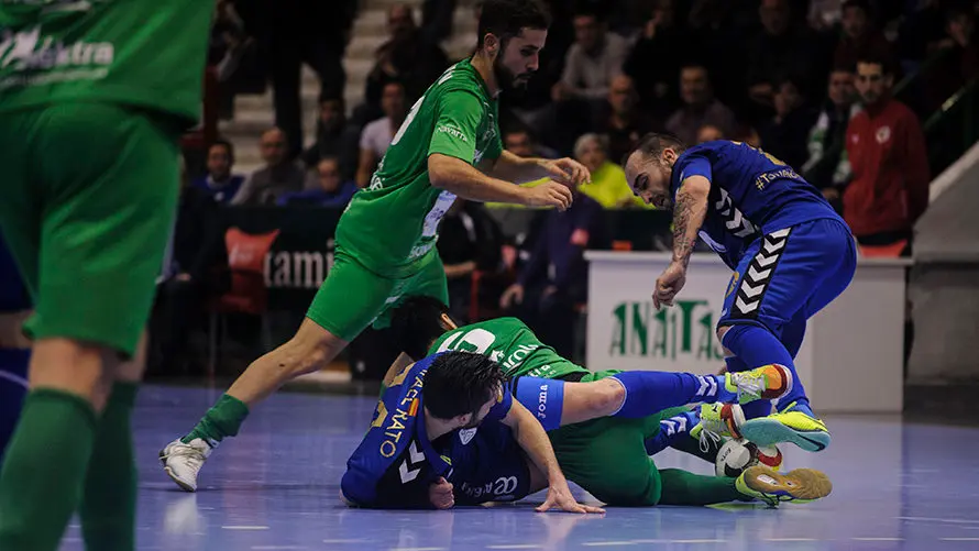 Partido de fútbol sala entre el Magna Gurpea - Inter Movistar. MIGUEL OSÉS_33 (30)