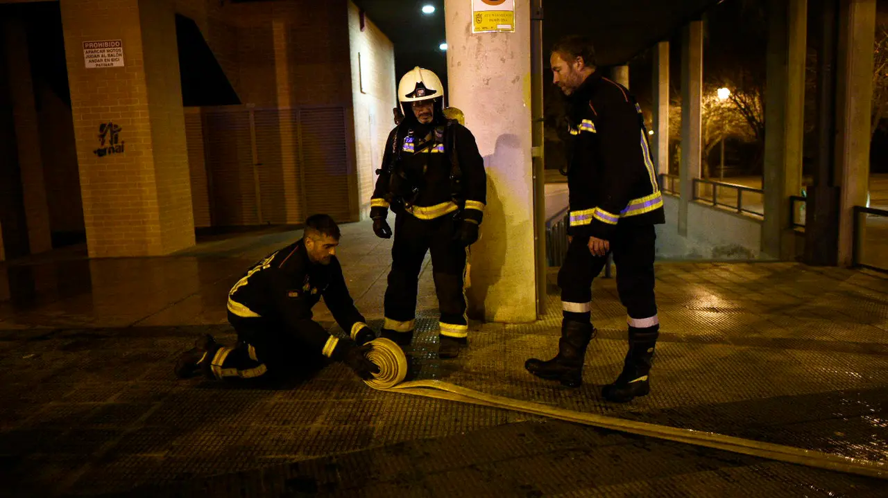 Incendio en un bloque de viviendas en la calle Santa Vicenta María del barrio de San Jorge en Pamplona. PABLO LASAOSA (1)