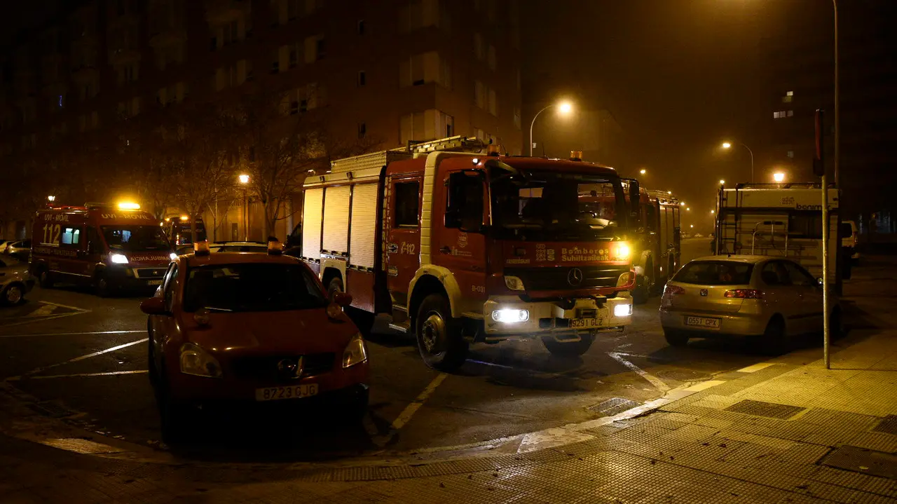 Incendio en un bloque de viviendas en la calle Santa Vicenta María del barrio de San Jorge en Pamplona. PABLO LASAOSA (2)